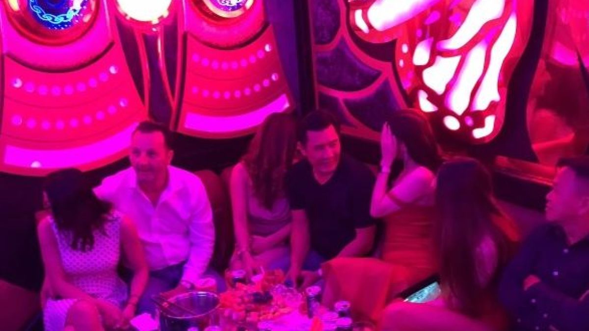 Само в тази страна има жени под наем за ескорт в караоке СНИМКИ