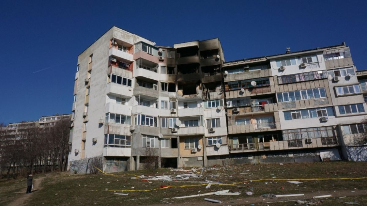 Разруха: СНИМКИ показват какво остана от взривения блок във Варна