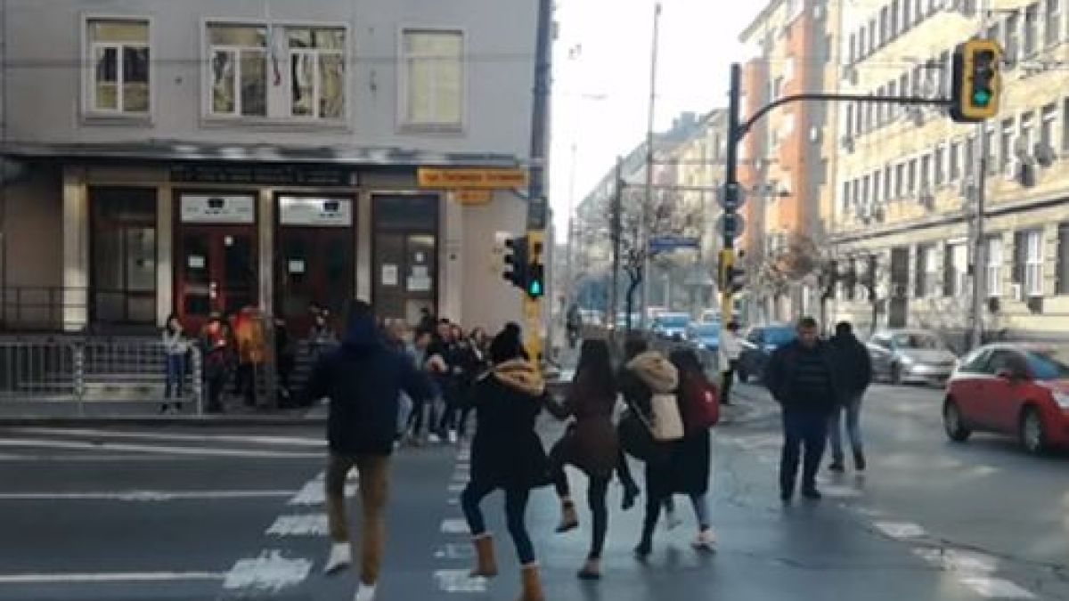 Мрежата клокочи за тази постъпка на ученици пред френската гимназия в София ВИДЕО
