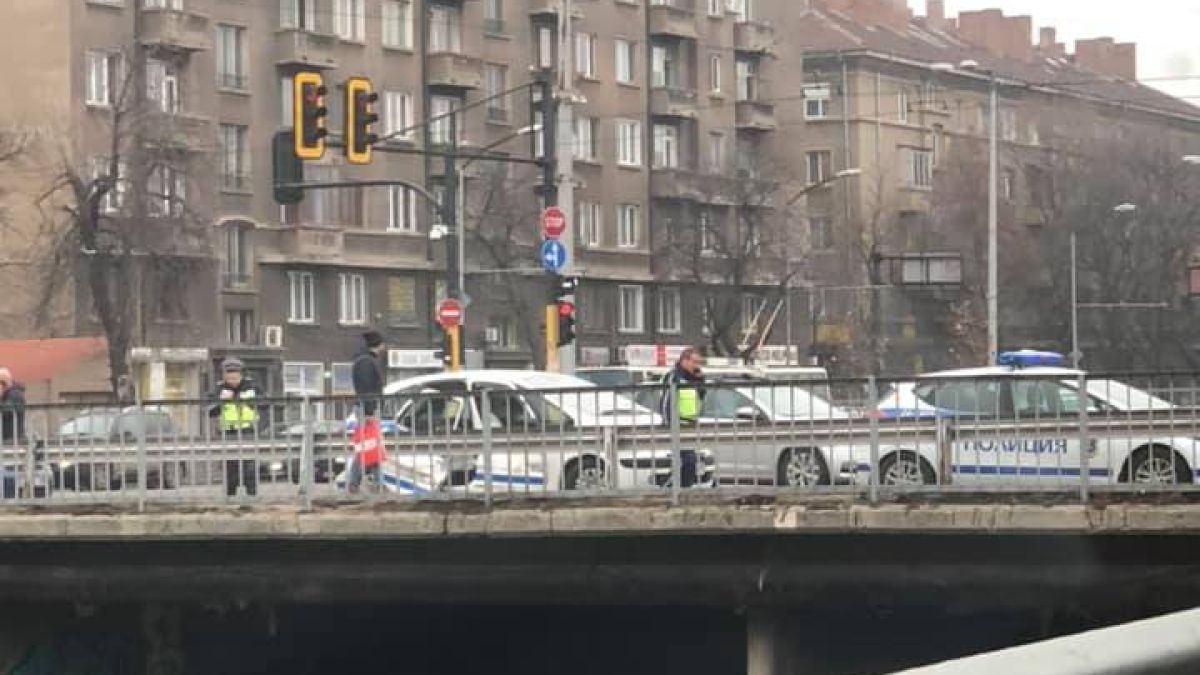 Извънредно: Меле с патрулка затапи ключово кръстовище в София СНИМКА