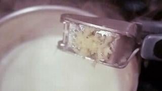 Рецепта за чесново мляко - лек за минимум 100 болежки