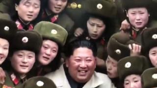 Ким Чен-ун доволно се усмихва, заобиколен от куп жени в униформи ВИДЕО 