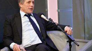 Хю Грант защити Хари: Таблоидите убиха майка му