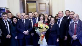 Затрупаха Нинова с букети в парламента, а поводът е... СНИМКИ