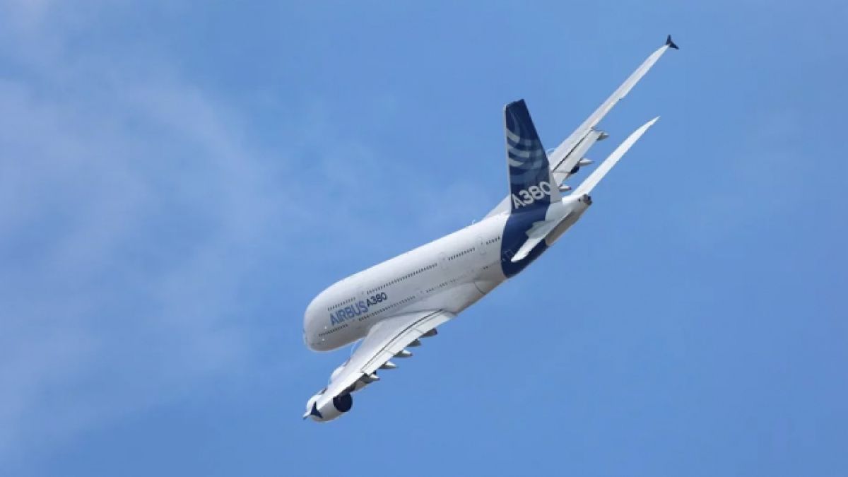 Ад в небето! Еърбъс А380 кацна извънредно на летище Истанбул