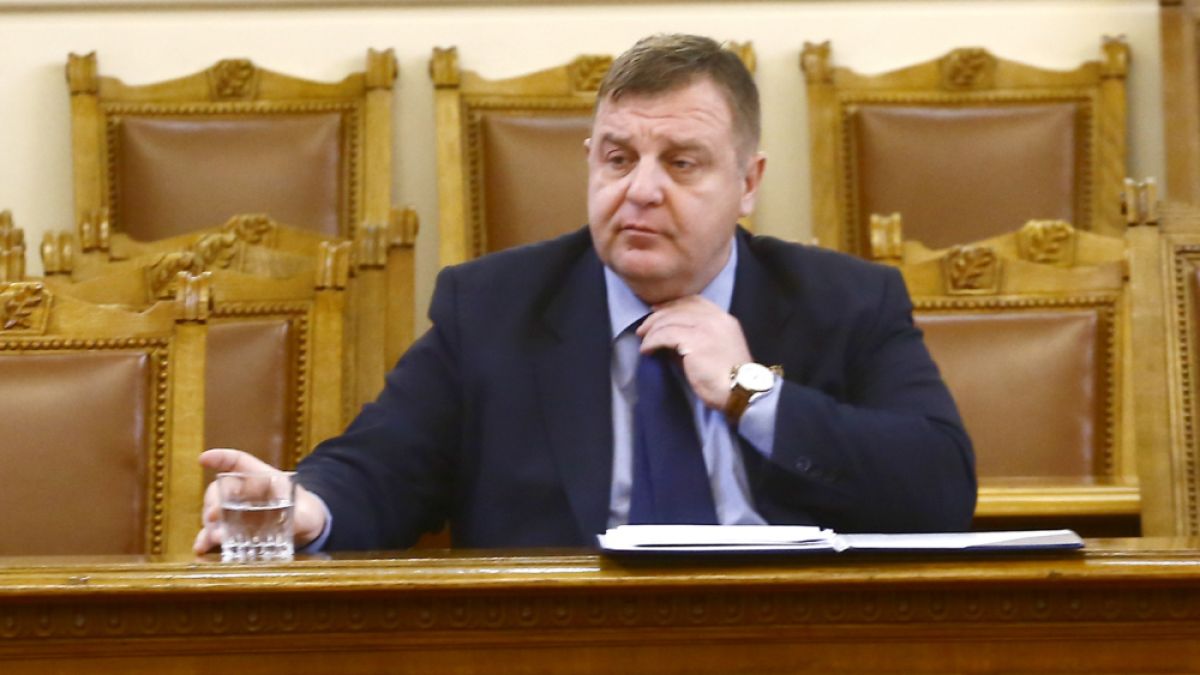 Каракачанов пуснал руски самолет със зенитни ракети за Сърбия да мине над България