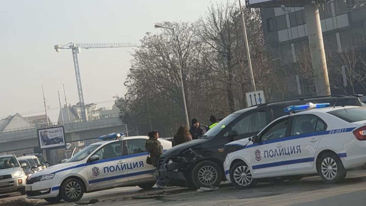 Зрелищно меле с патрулка и джип в центъра на София СНИМКА