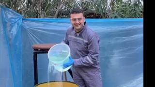 Турски готвач показа зрелищен химически експеримент ВИДЕО