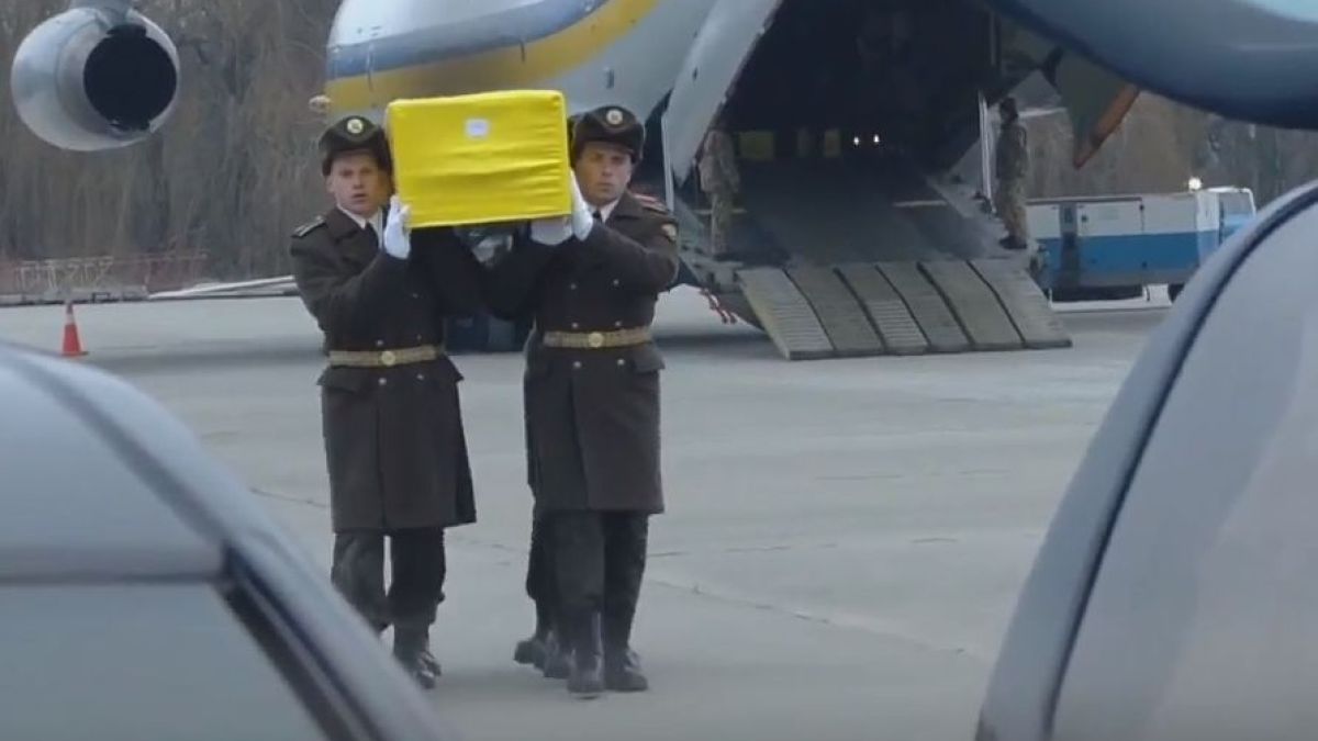 Зеленски посрещна телата на украинците от сваления погрешка от Иран самолет ВИДЕО