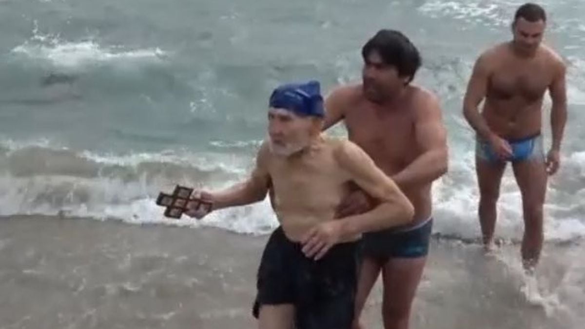 93-годишен дядо посрами младоците на Йордановден по стар стил ВИДЕО