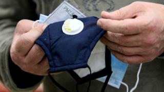 Фармацевт показа единствените маски, които пазят от смога 