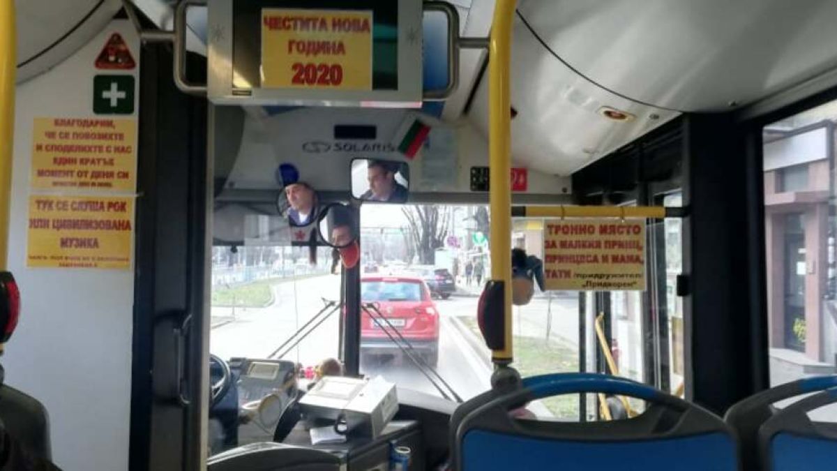 Тези надписи в автобус във Варна шашардисаха всички СНИМКА