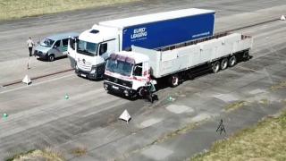 Какво ще се случи с кола между два камиона по време на катастрофа ВИДЕО