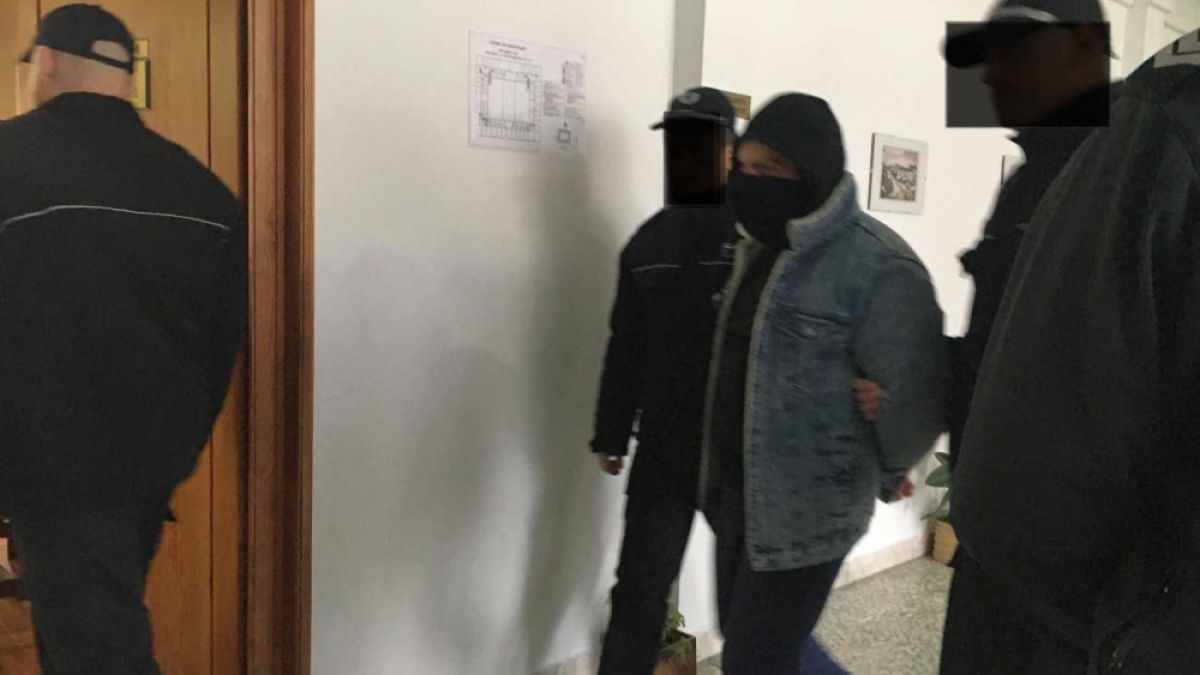 Килърът Попчето пристигна в съда, маскиран като нинджа СНИМКИ