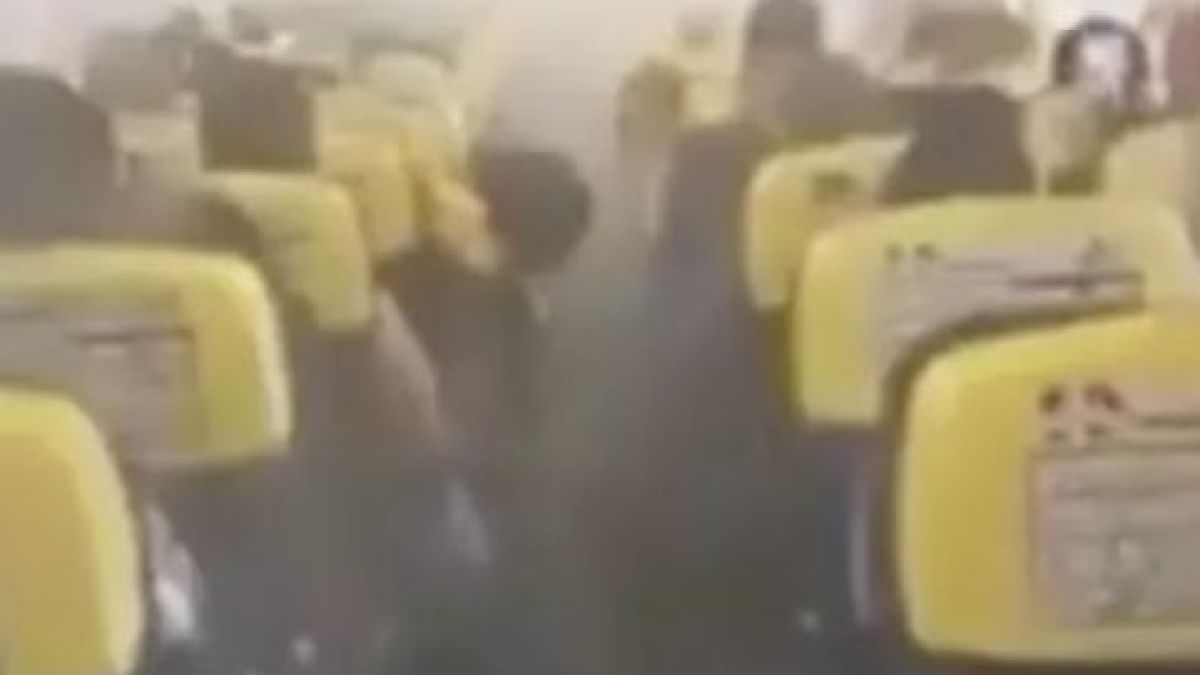 Ужас във въздуха: Салонът на пътнически самолет се изпълни с дим ВИДЕО