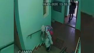 Вижте как 9-годишна ученичка успя ловко да се справи с преследващ я мъж ВИДЕО
