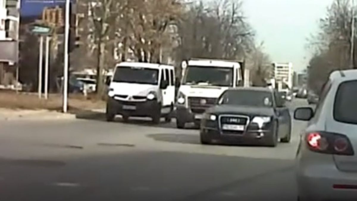 Черна нинджа изправи косите на всички на кръстовище в Пловдив ВИДЕО
