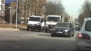 Черна нинджа изправи косите на всички на кръстовище в Пловдив ВИДЕО