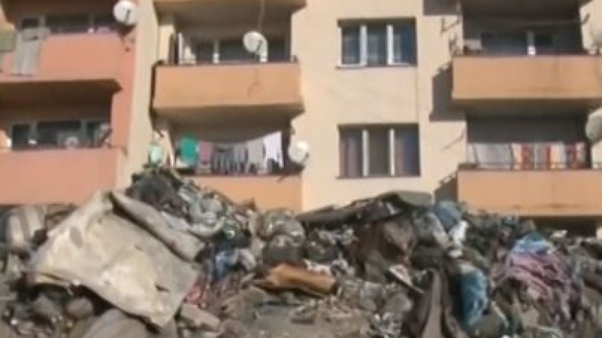 Полиция нахлу в циганския квартал в Казанлък ВИДЕО
