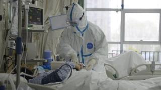 Ужасът в Ухан: Първи СНИМКИ на лекарите, които в костюми лекуват пациентите от вируса убиец