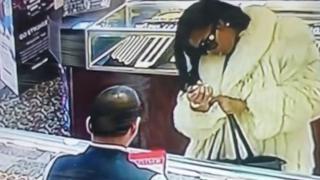 Няма да повярвате как тази крадла в скъпи дрехи задигна "Ролекс" за 5 бона ВИДЕО