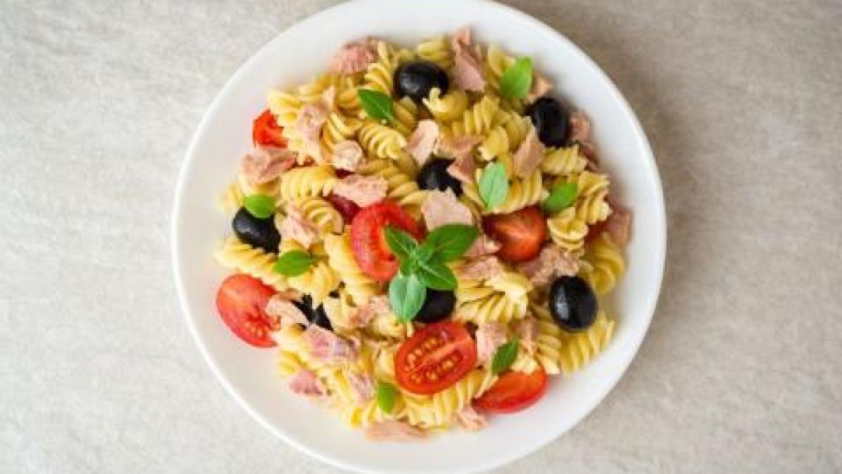 Рецепта на деня: Салата с макарони и риба тон