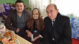 100-годишна баба от Асеновградско пере, мете и храни животни