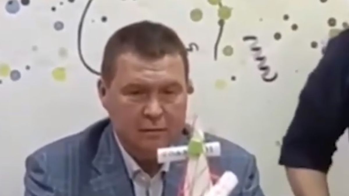 Подариха на депутат елха, украсена с неизпълнените му обещания ВИДЕО 