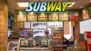 Гнусотия: Служител в Subway си свали гащите и се почеса отзад, а после... СНИМКА 18+