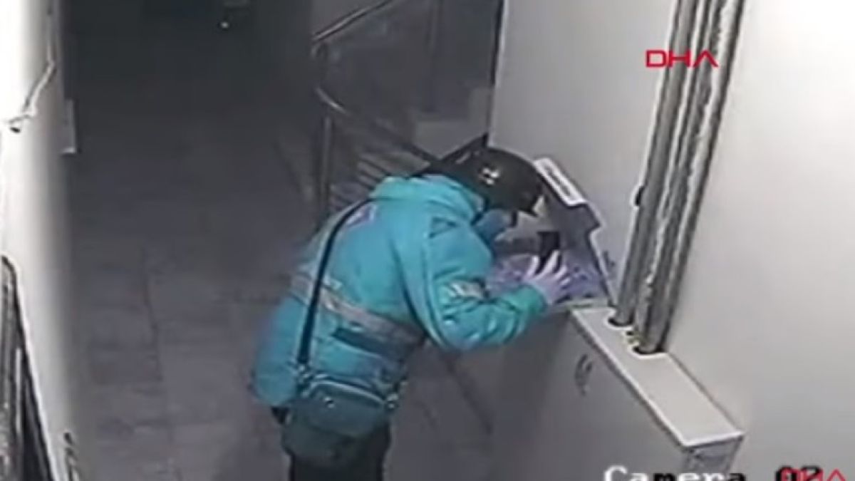 Разносвач на пица направи нещо много гнусно и го засне с телефона си ВИДЕО 18+