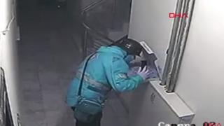 Разносвач на пица направи нещо много гнусно и го засне с телефона си ВИДЕО 18+