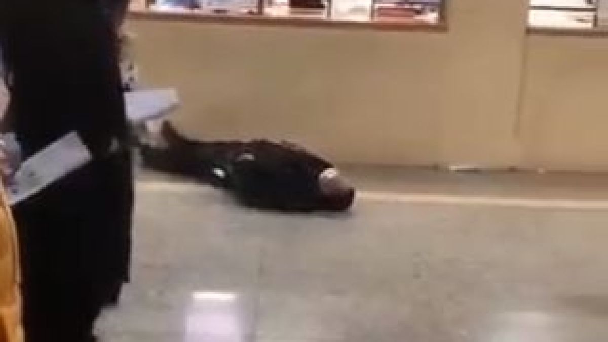 Хора падат по улиците, покосени от китайския вирус убиец! ВИДЕО