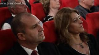 Президентът Радев на кино със съпругата, а красива блондинка се присламчи към него СНИМКИ