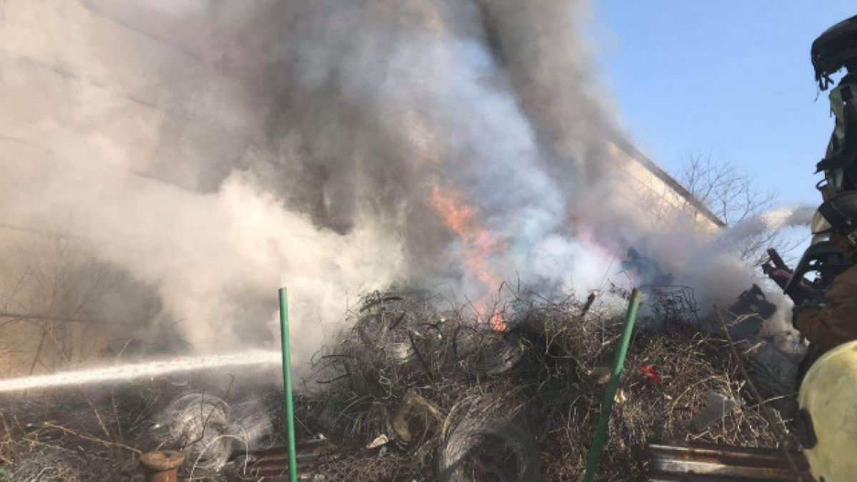 Пожар изпепели автоморга в Пловдив СНИМКИ