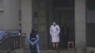 Биологично оръжие? Секретна лаборатория в Ухан може да е "изтървала" вируса - убиец 