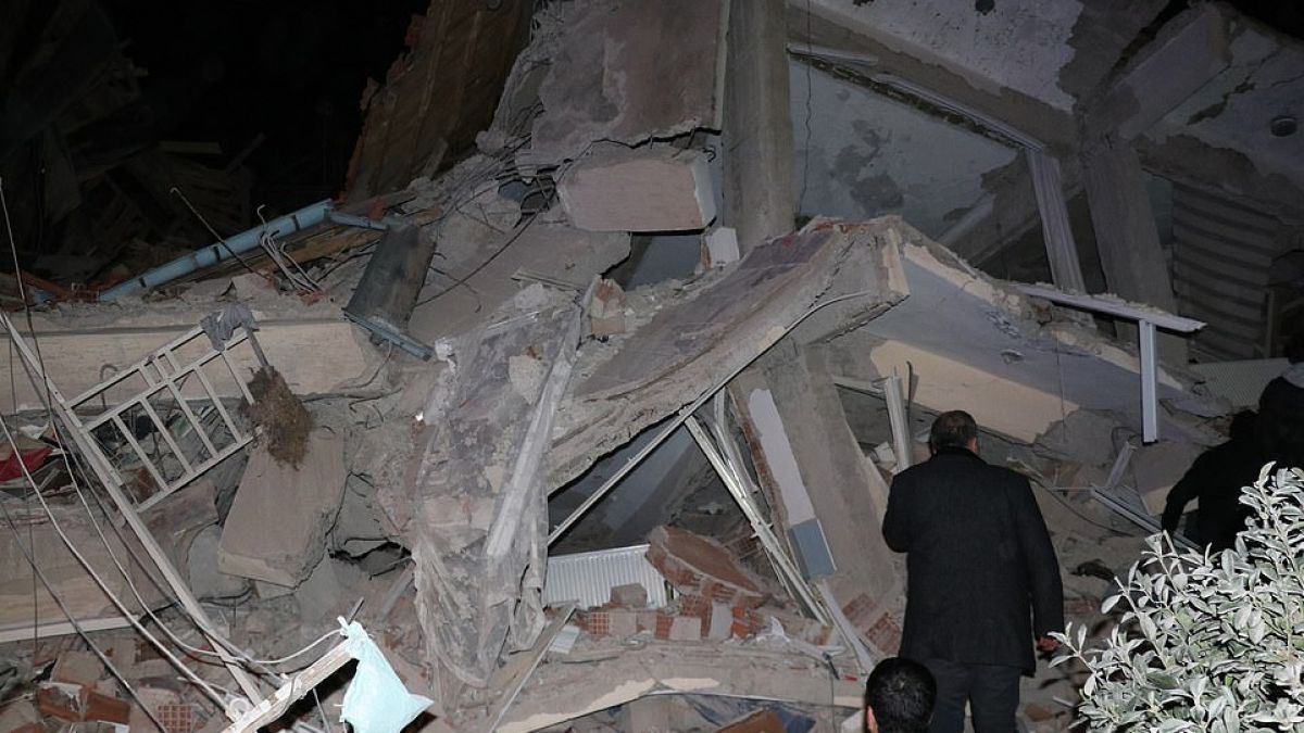 Жертвите след мощния трус в Турция растат, положението е апокалиптично СНИМКИ/ВИДЕО