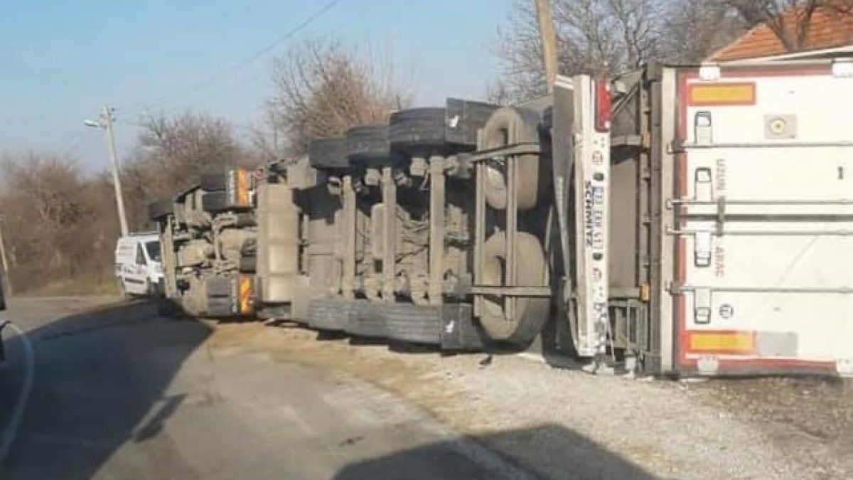 ТИР навири гуми на Е-79 СНИМКИ