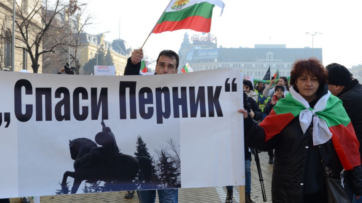 Стотици перничани излязоха на протест в София заради водната криза ВИДЕО