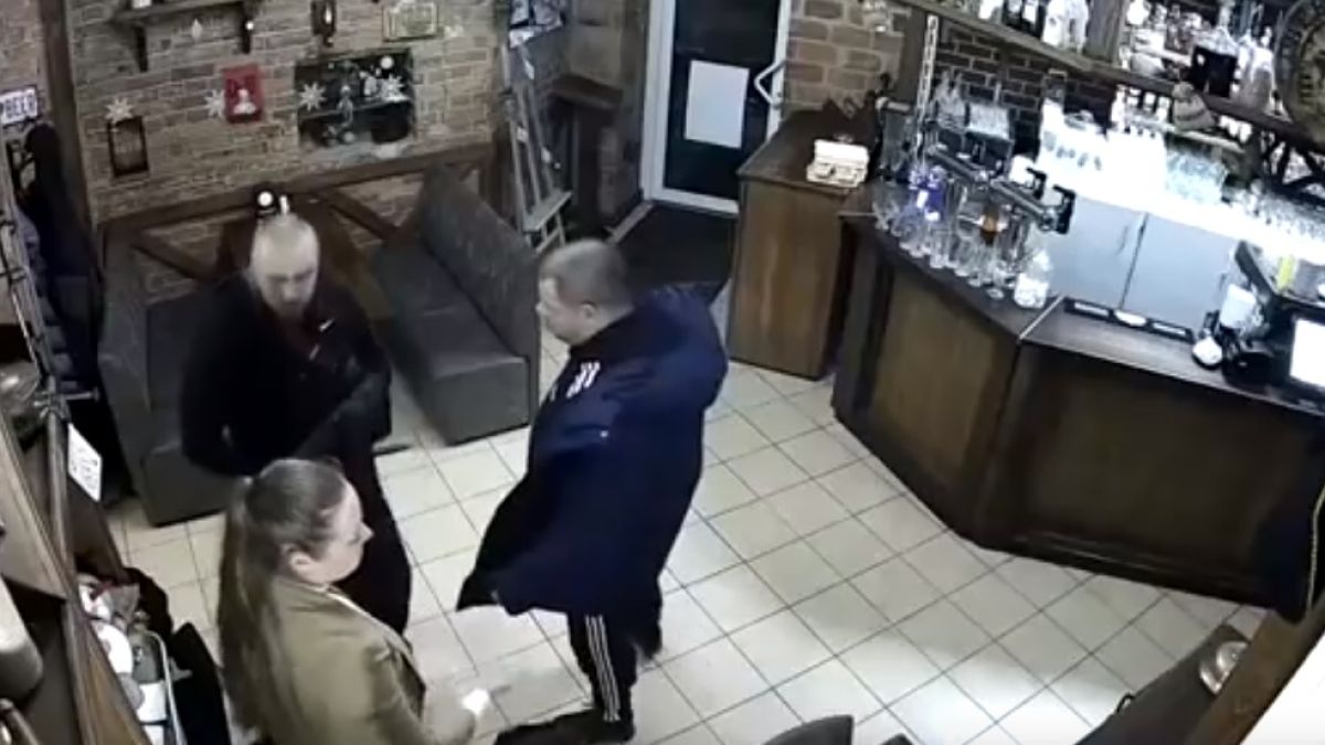 ВИДЕО 18+! Пиян бодигард на депутат опря нож в гърлото на сервитьорка 