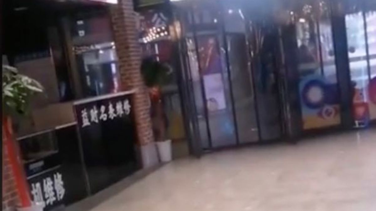 Вирусът убиец превърна Ухан в град призрак ВИДЕО
