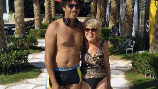 Пенсионерката Айрис си взе 35-годишния Мохамед за съпруг - трофей СНИМКИ