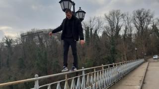 Младеж разгневи търновци с безумната си простотия на Стамболовия мост СНИМКА 