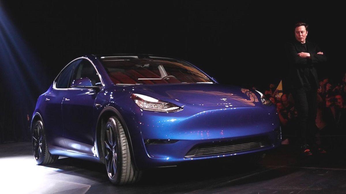 Нещо страшно се случва с колите Tesla, стават убийци
