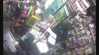 Четирима маскирани с ножове обраха денонощен магазин с нова тактика СНИМКИ