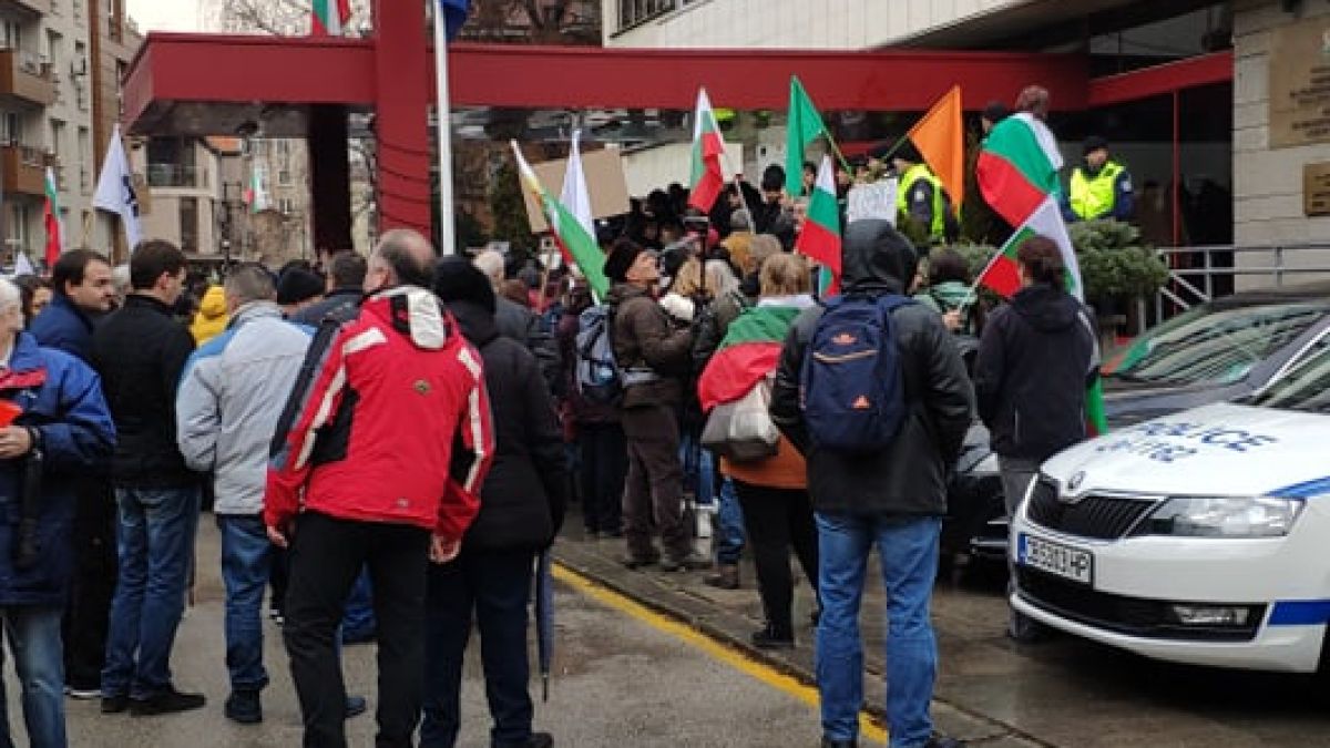 Първи СНИМКИ от екшъна пред МРРБ, има пострадали