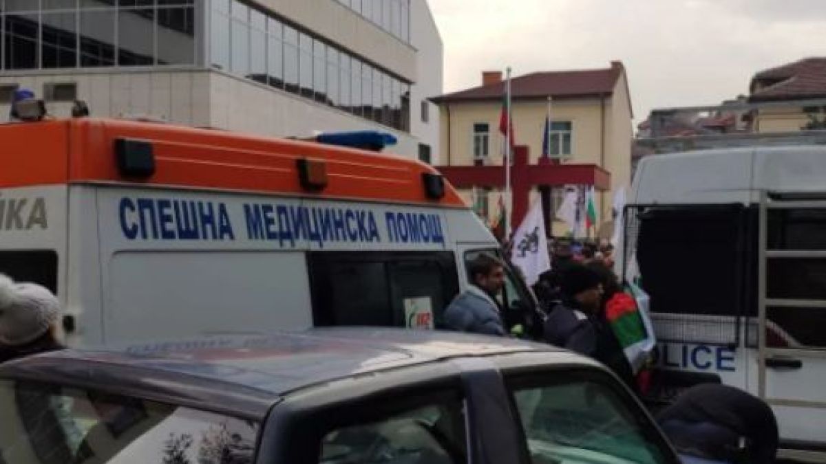 БЛИЦ TV: Има задържани след мелето пред МРРБ, проговори полицайка, ударена с тръба