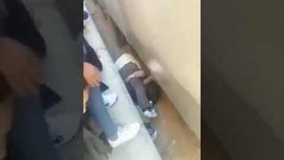 Баща спаси дъщеря си от преминаващия влак с тялото си ВИДЕО