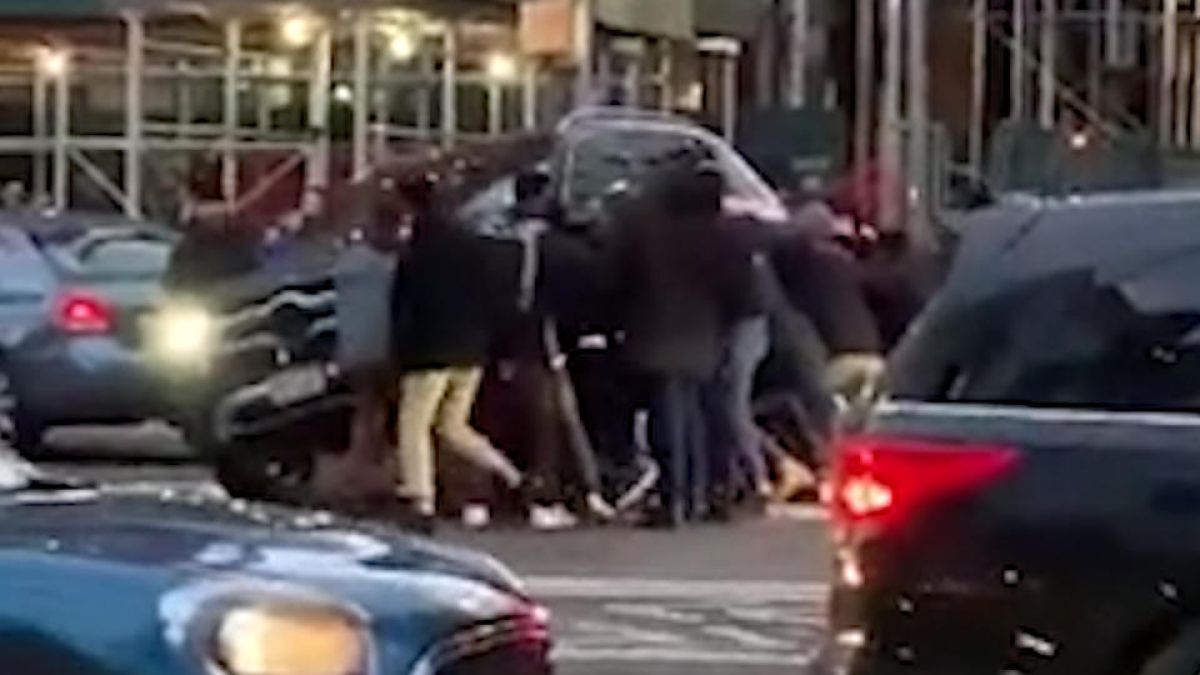 Случайни минувачи вдигнаха кола на ръце, за да спасят жена под нея ВИДЕО 