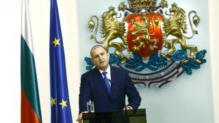 Експерти обясниха каква огромна грешка могат да допуснат Радев и служебният му кабинет