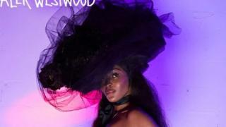 Наоми Кембъл лъсна чисто гола СНИМКИ 18+